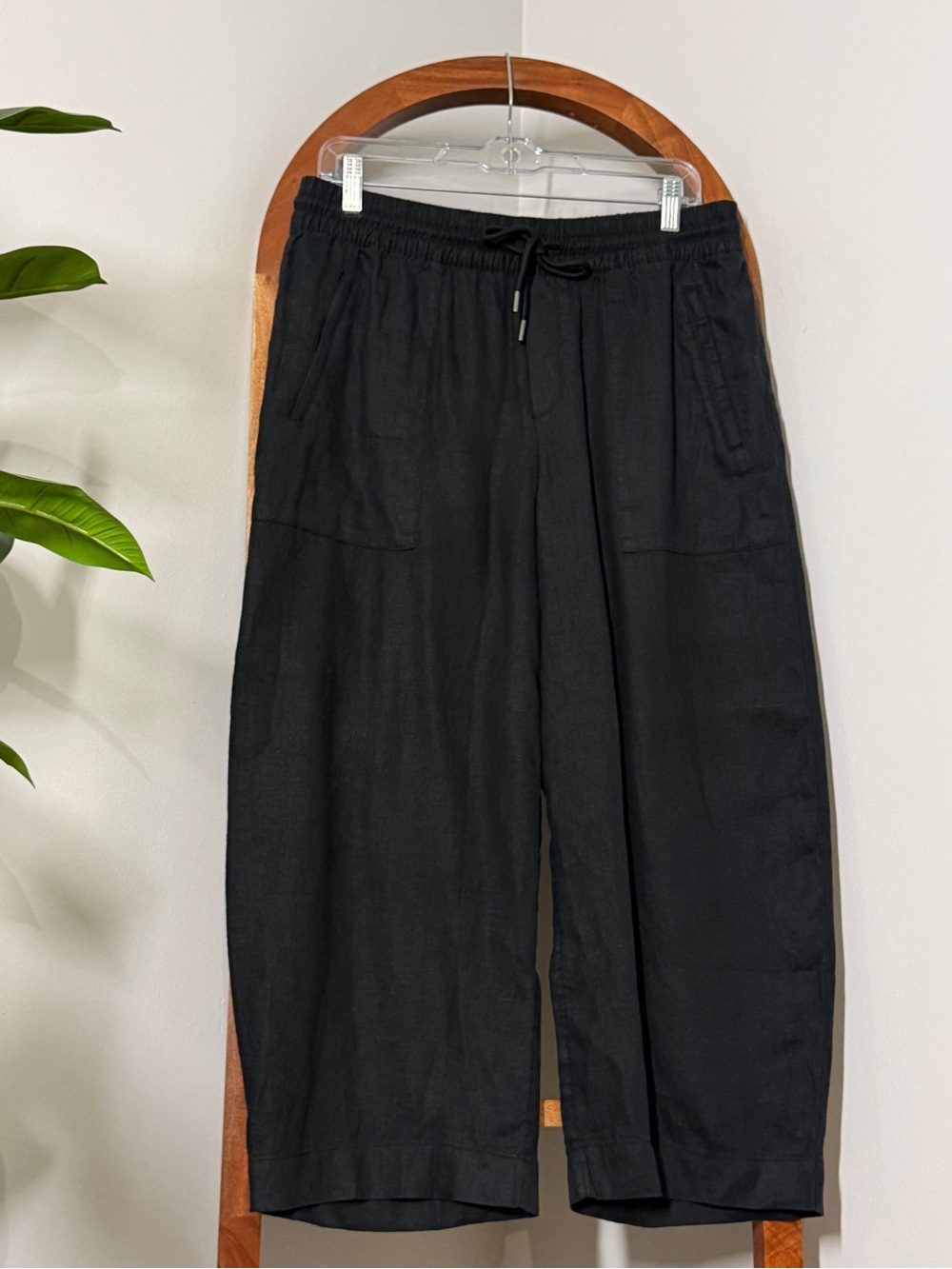 Athleta MEDIUM PETITE Black Retreat 100% Linen Easy Barrel Crop Pant
